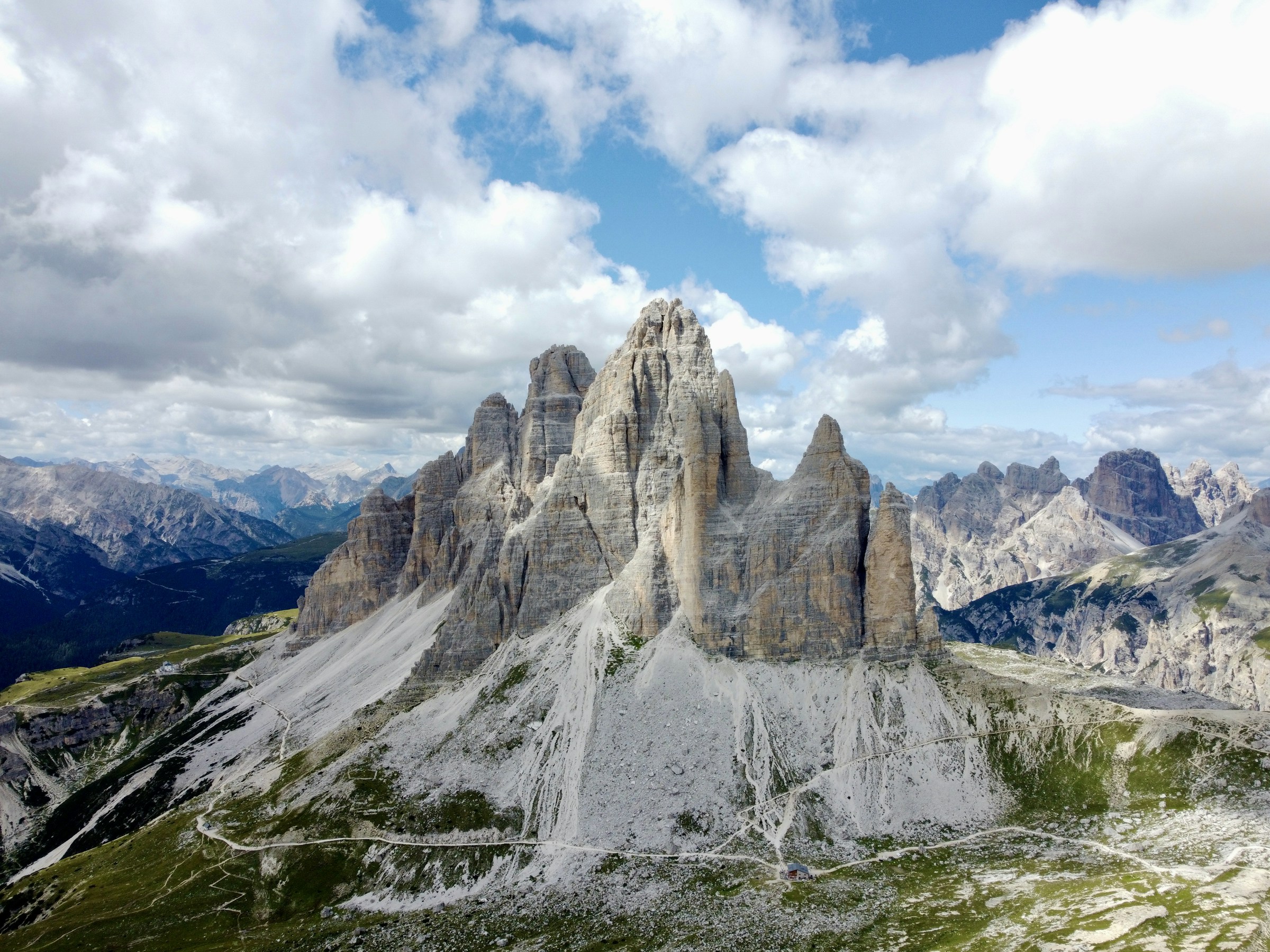 Monumentální skalní štíty Dolomit pod dramatickou oblohou