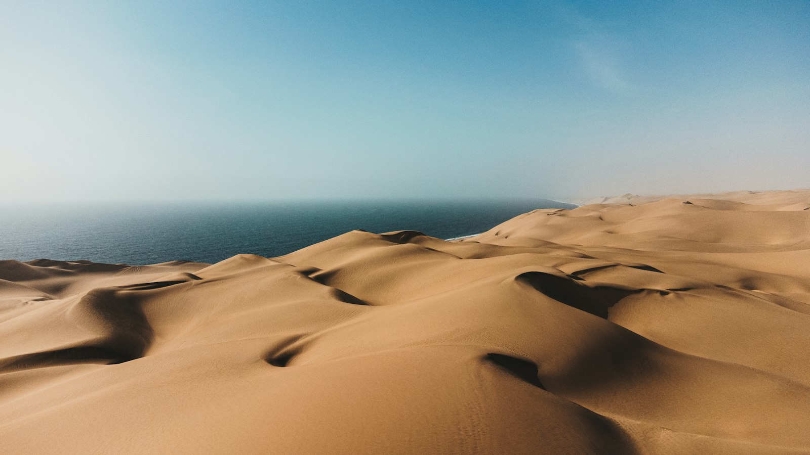 Zlaté písečné duny namibijské pouště u oceánu